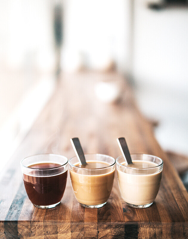 コーヒーが３つ並んでいる写真